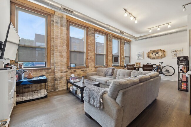 Building Photo - 1755 N Damen Ave