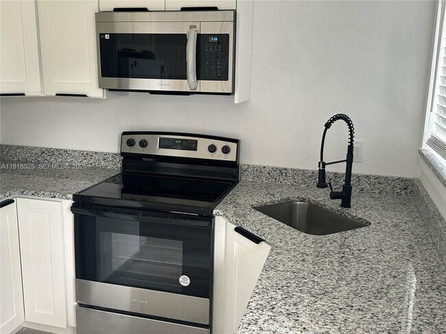 Building Photo - 1308 NW 13th Ct