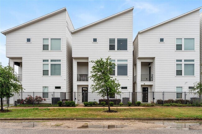 Building Photo - 1033 Roberts St