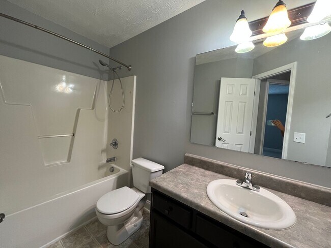 Building Photo - Charming 3 Bed, 2 Bath Plus Bonus Room in ...
