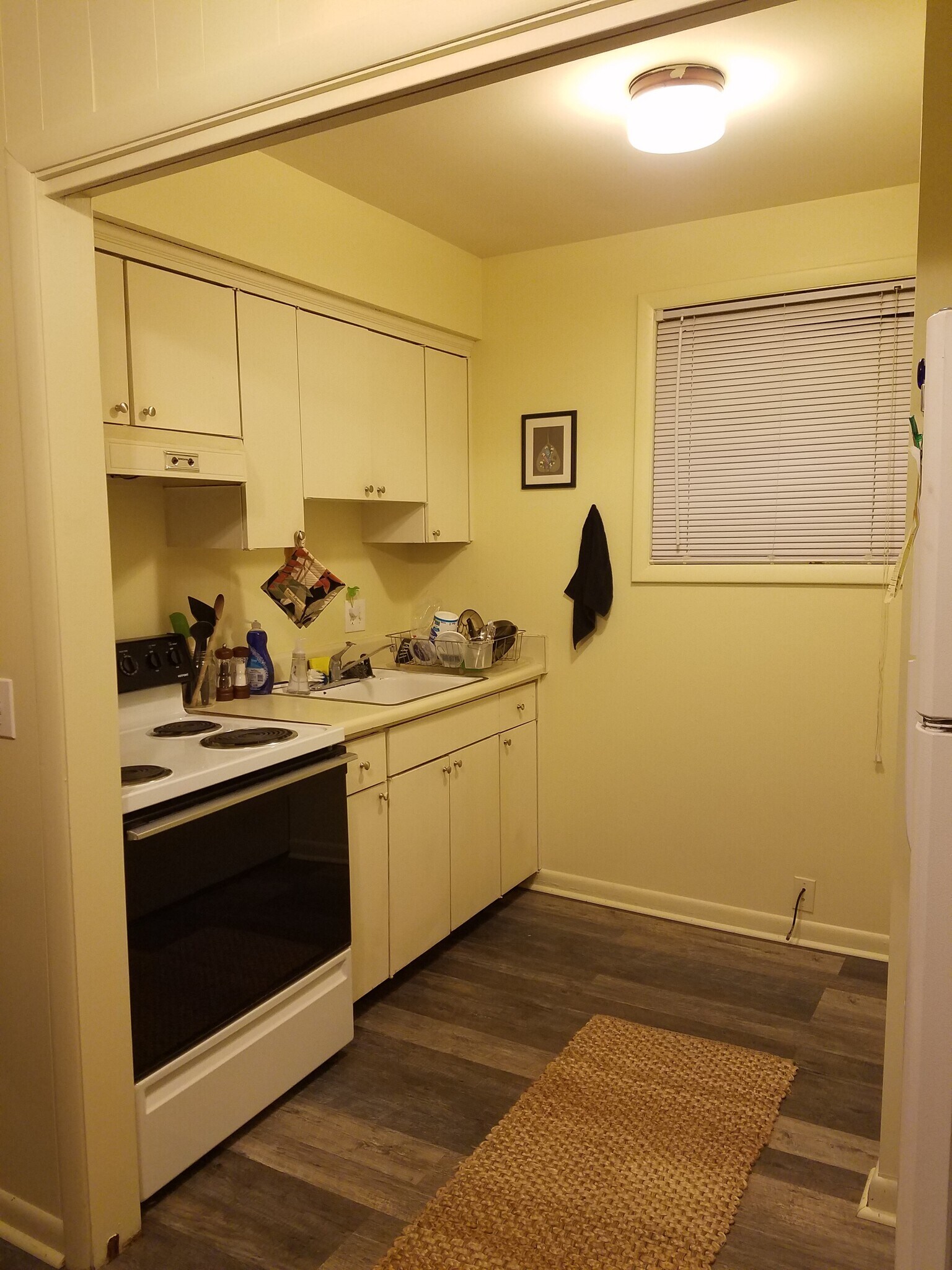 Kitchen - 122 31st Ave N