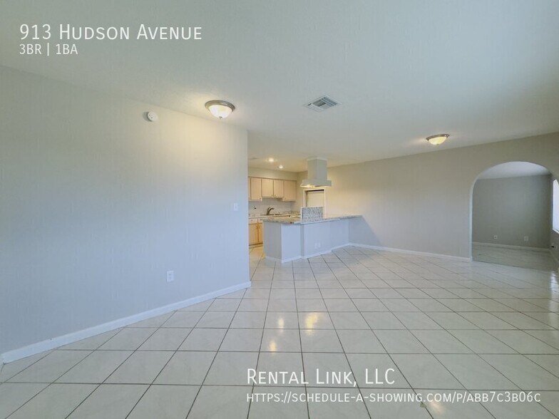 Building Photo - 913 Hudson Ave