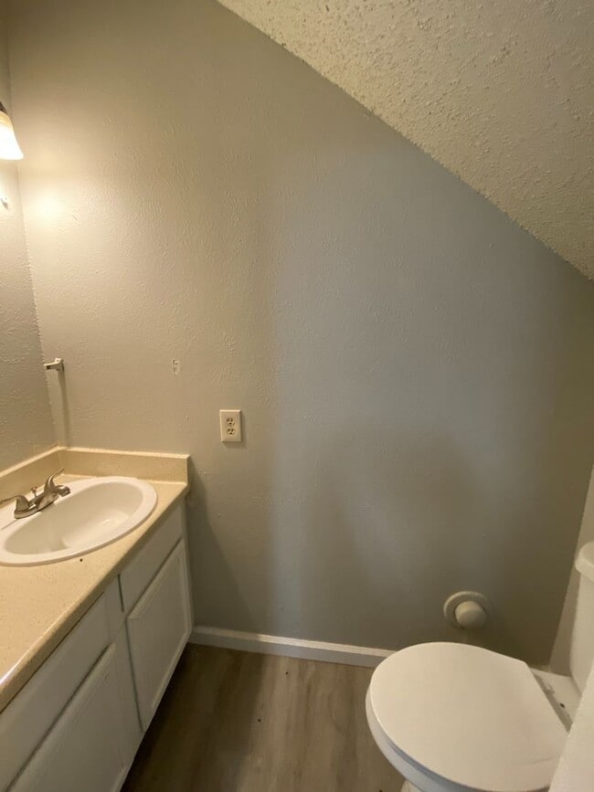 Building Photo - Charming Split-Level First-Floor Unit with...
