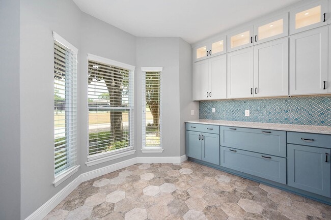Building Photo - 2470 Country Club Dr