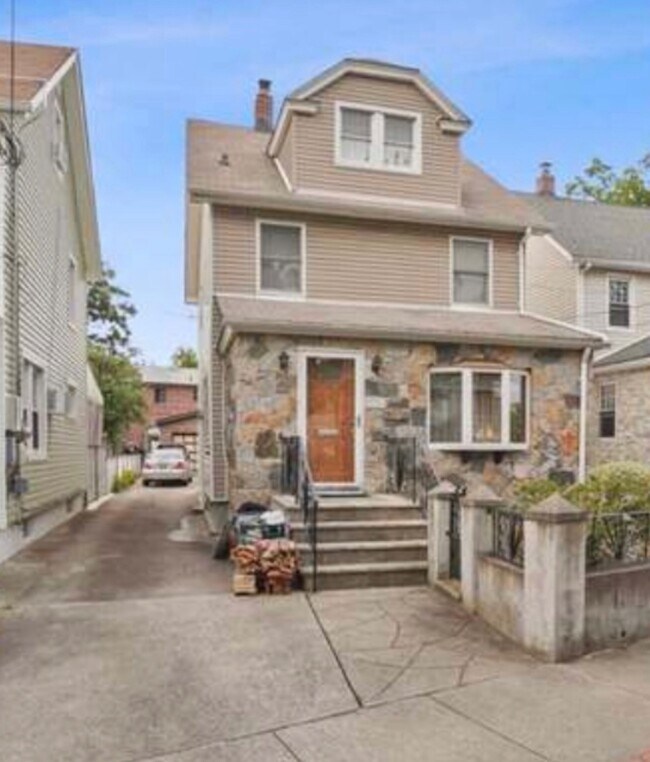 Building Photo - Charming & Airy 2 Bedroom Apartment