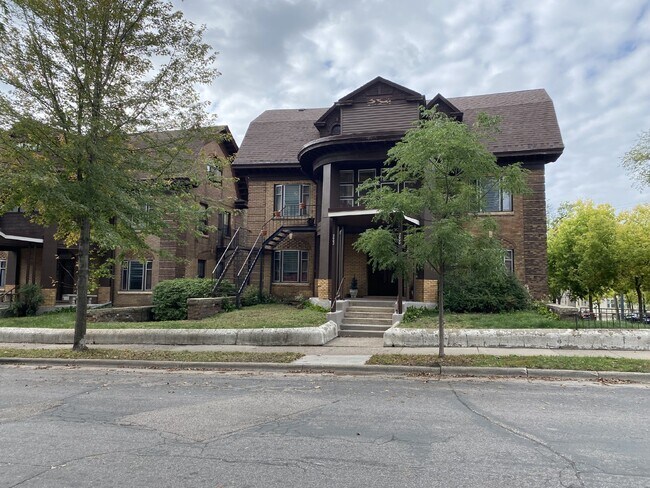 Building Photo - *Beautifully remodeled Historic 2 bed plus den Penthouse In Desirable Lowry Hill - Near Chain Of ...
