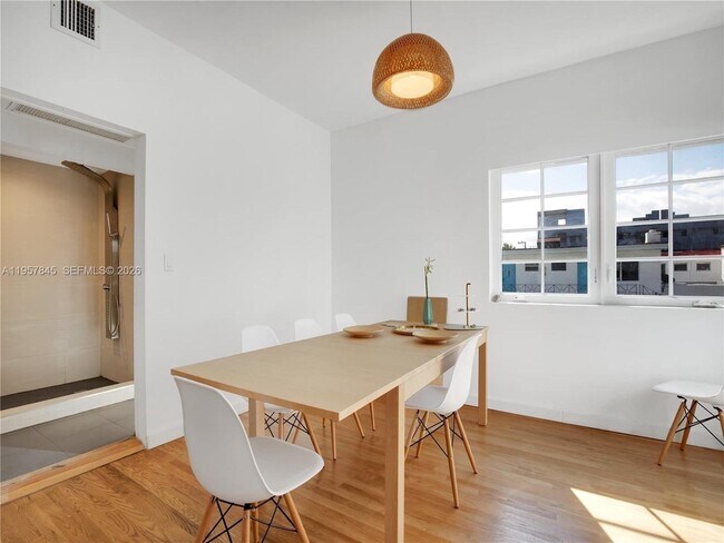 Building Photo - 727 14th Pl