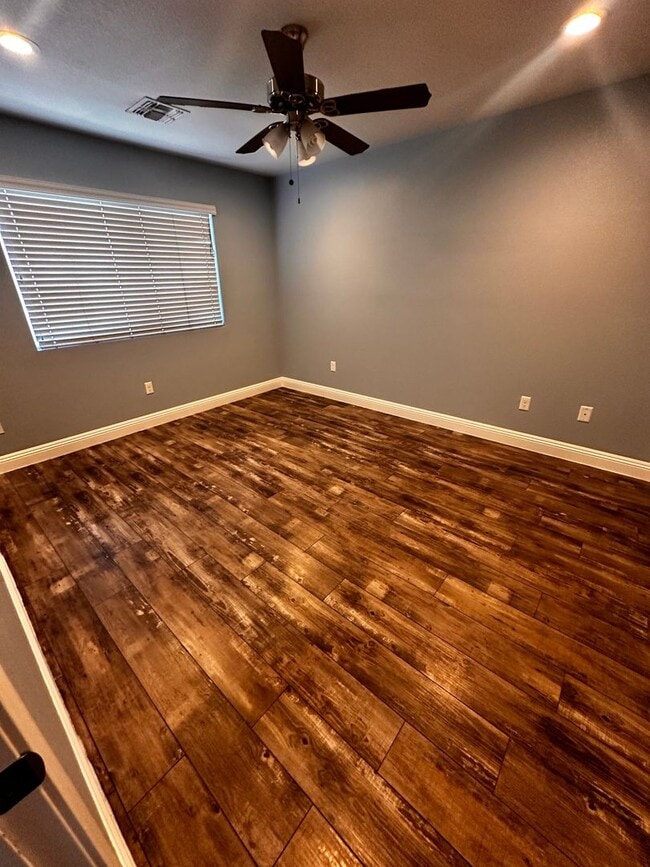 Building Photo - 3 Bedroom 1.5 Bathroom Condominium For Rent