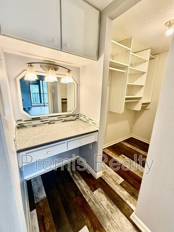 Building Photo - 2800 Cove Cay Dr