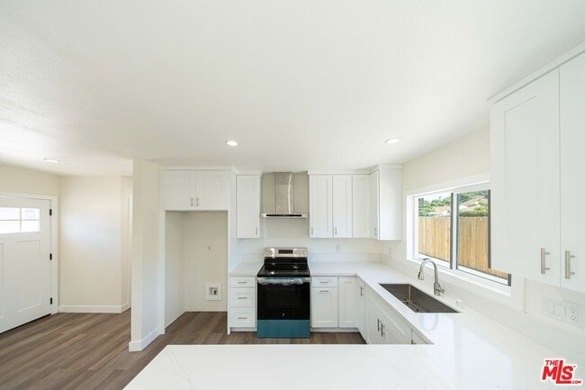 Building Photo - 8430 Glenoaks Blvd