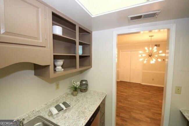 Building Photo - 6851 Roswell Rd