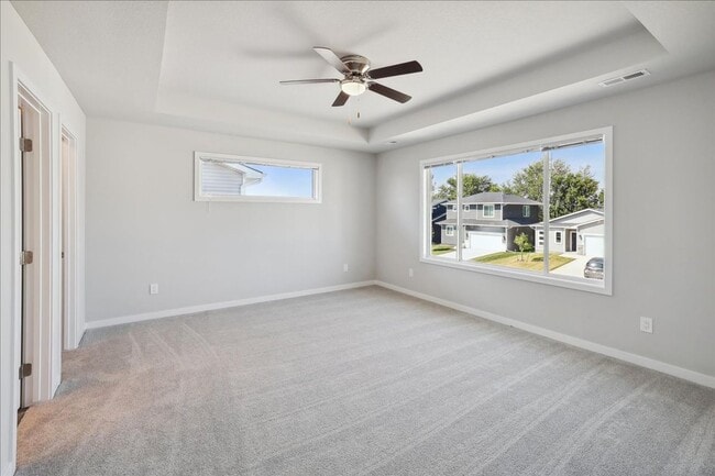 Building Photo - Beautiful! 3 bedroom 3 bathroom Single-Family Home in Urbandale, IA