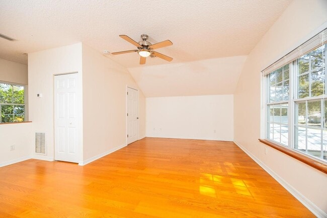 Building Photo - 728 Willow Wood Pl