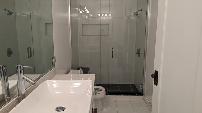 Building Photo - 158 S Sycamore Ave