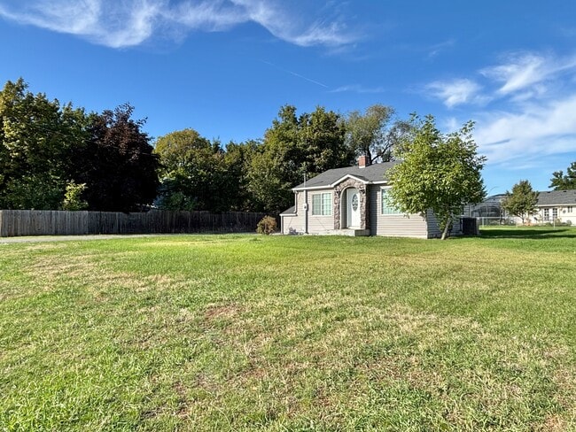 Building Photo - 5203 N Evergreen Rd