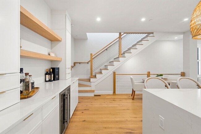 Building Photo - 722 E 5th St