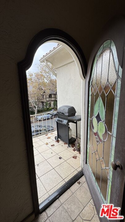 Building Photo - 326 1/2 N Sycamore Ave