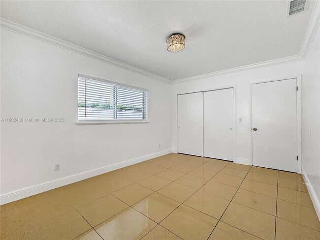 Building Photo - 508 SE 9th Ct