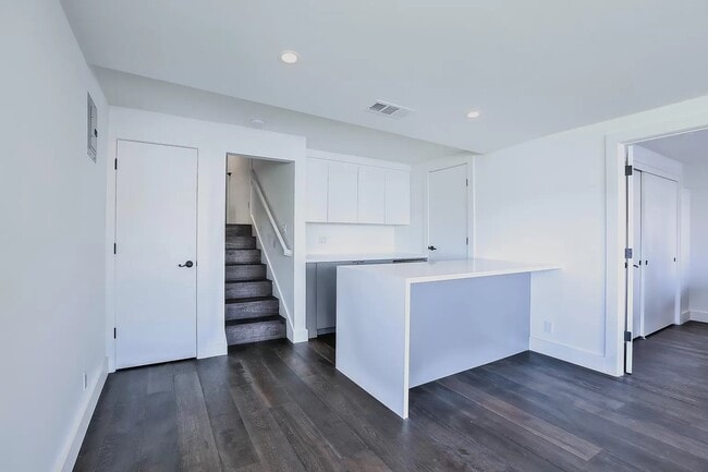 Building Photo - 686 Port Dr