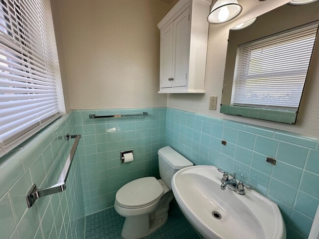 Building Photo - Versatile 3-bedroom, 1.5-bath Home Available in OKC!