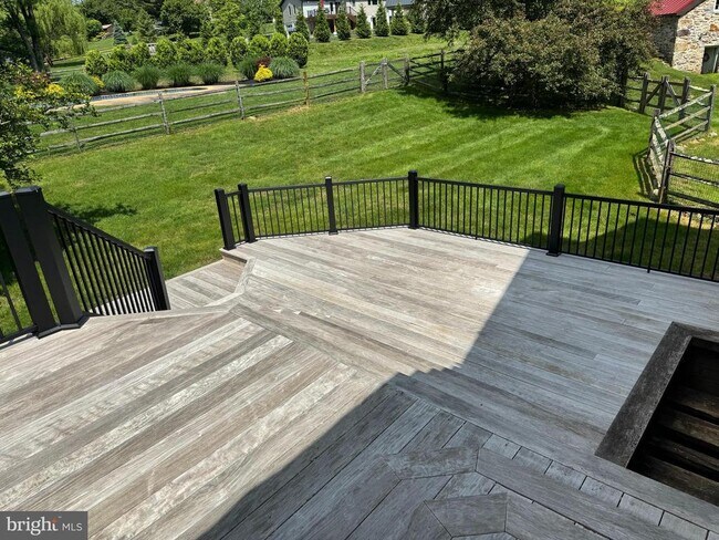 Building Photo - 553 Worthington Rd