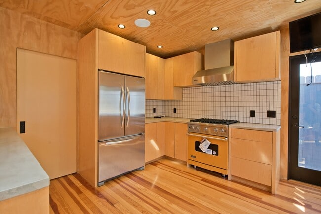 Building Photo - 2460 Beverley Ave