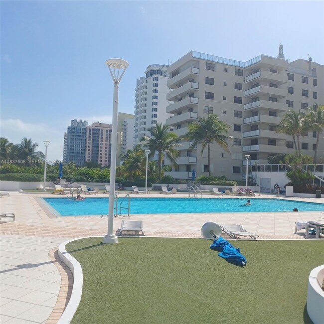 Building Photo - 100 Lincoln Rd