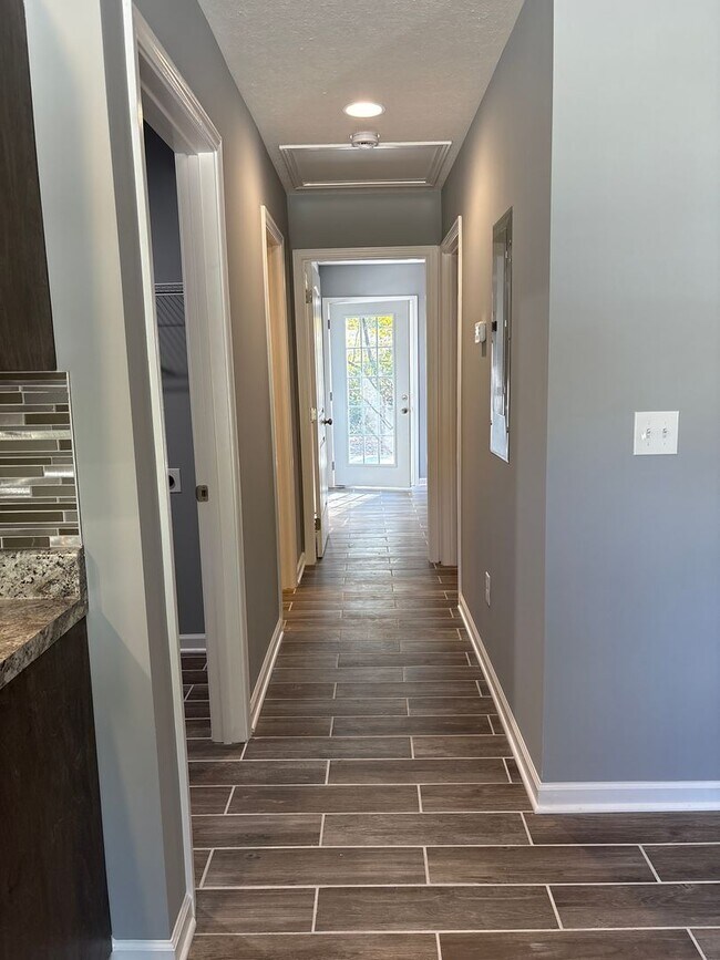 Building Photo - 411-411 W Waggoner St