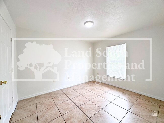 Building Photo - 5863 Charlton Dr