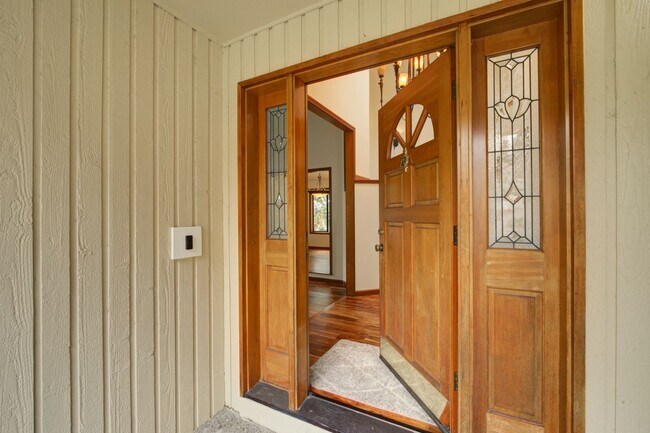 Building Photo - 5bd/3.5ba Bellevue Home