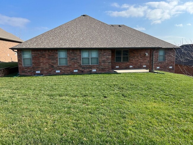 Building Photo - 4 Bedroom | 2 Bathroom | 3 Car Garage| Springfield MO | Fire Place | Covered patio!