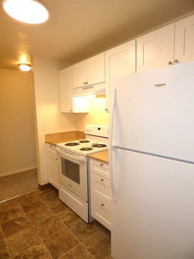 Building Photo - Rent Special: FREE September's Rent!! Second Floor 3 Bedroom apartment