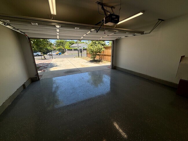 Building Photo - Beautifully Remodeled 3-Bedroom Single-Sto...