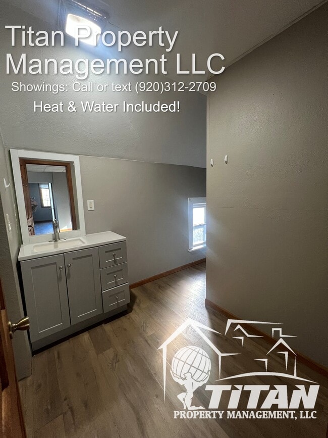 Building Photo - 400 Main St