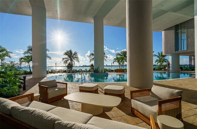 Building Photo - 700 NE 24th St