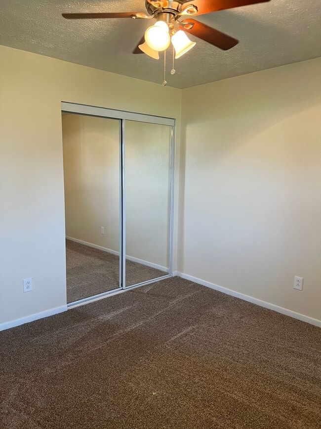 Building Photo - 3679 Oakview Dr