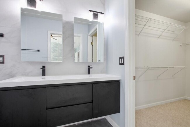 Building Photo - 3563 Views Trce