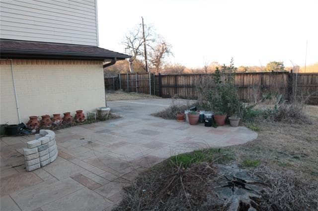 Building Photo - 1701 Midcrest Dr