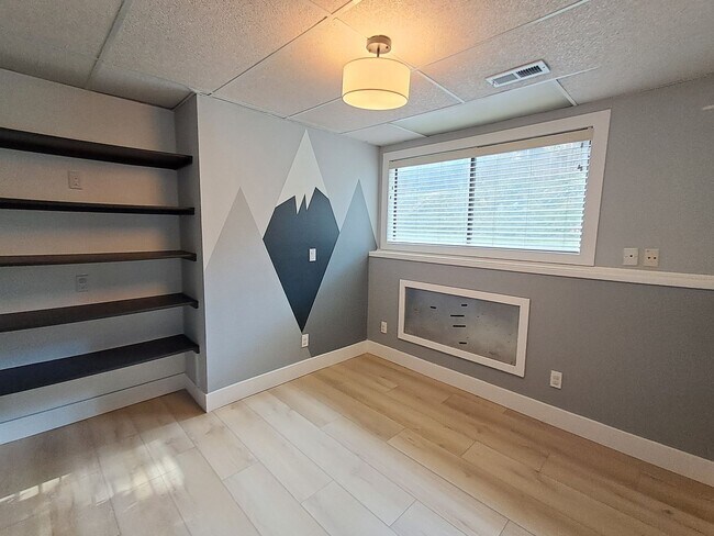 Building Photo - $3,200 -5 Bed / 3 Bath- Home with Fully Fe...