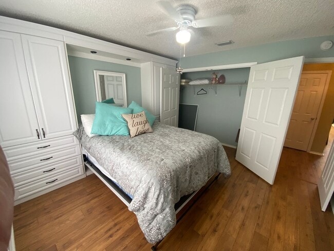 Building Photo - Beautiful 2 + 2 Villa, Turnkey ANNUAL Leas...