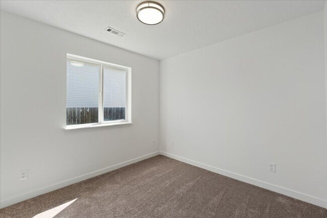 Building Photo - Stunning 3 bdrm 2 bath  Hayden Home!
