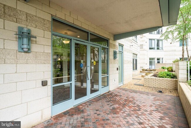 Building Photo - 851 N Glebe Rd
