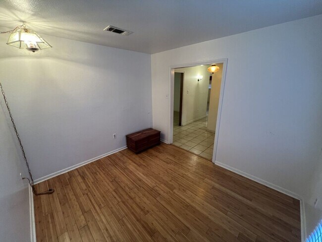 Building Photo - Charming 3-Bed + Office/Flex in Establishe...