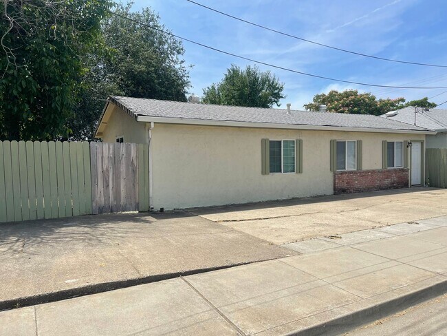Primary Photo - 605 Leila Ave