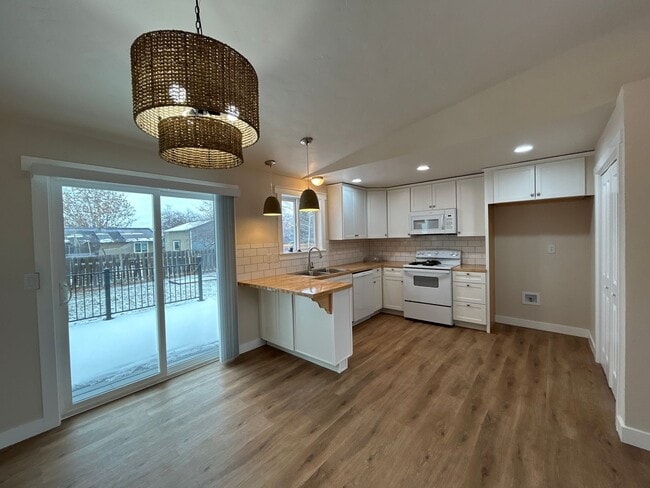 Building Photo - Redmodeled 2 Bedroom / 2 Bathroom home in ...