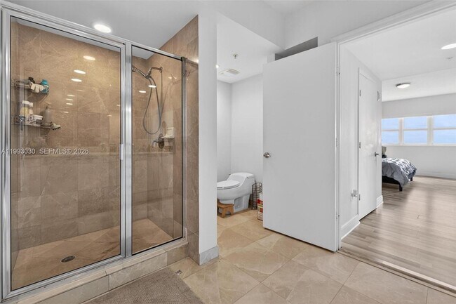 Building Photo - 15051 Royal Oaks Ln