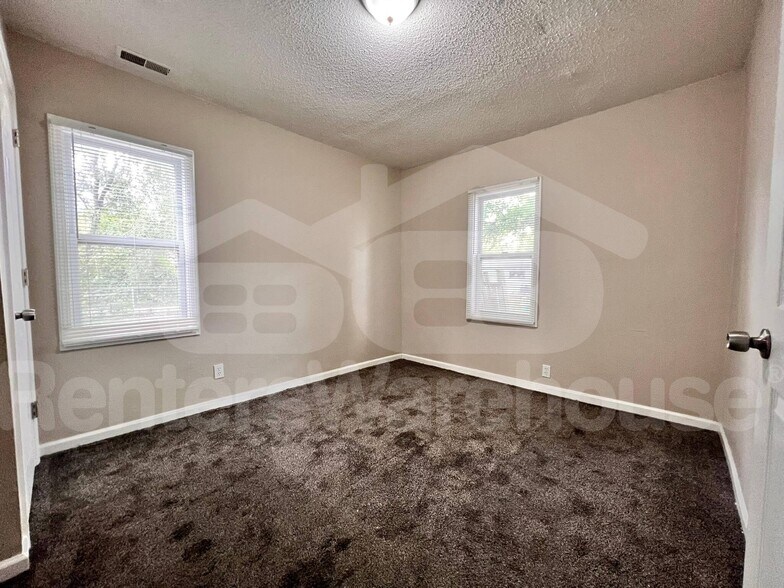 Building Photo - 612 E Edison Ave