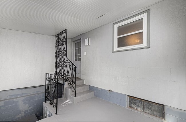 Building Photo - Spacious St. Ann Home with Large Detached ...