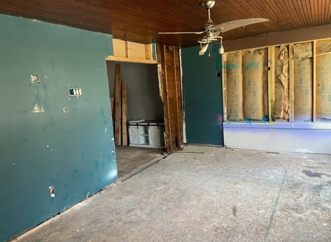 Building Photo - Investment Special! - $390 Month / $800 Down