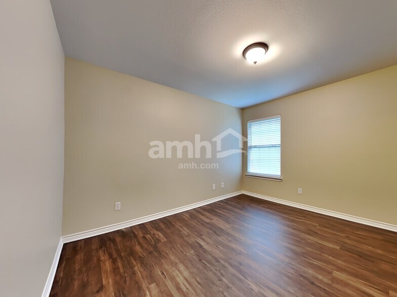 Building Photo - 2301 Arrowhead Dr